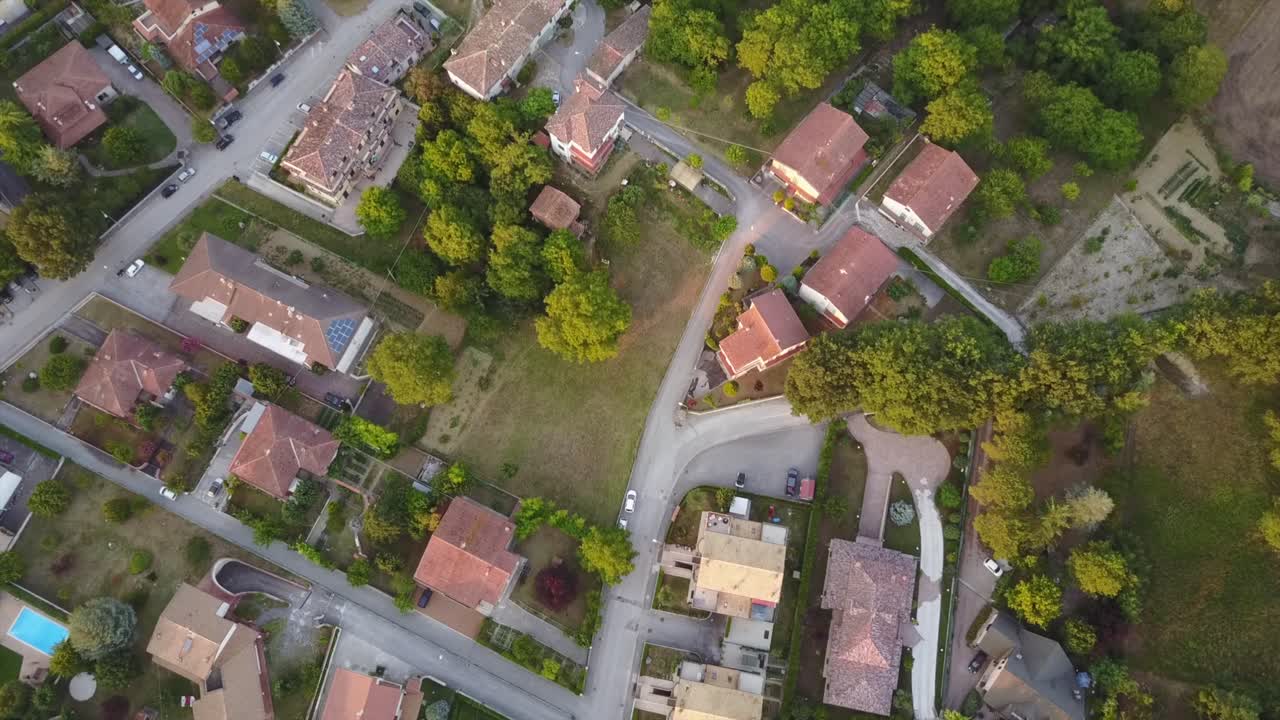 vista superior por drones de un pequeño pueblo en las marchas, italia