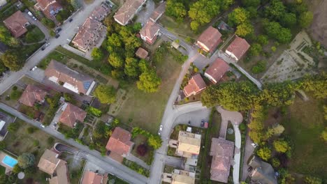 vista superior por drones de un pequeño pueblo en las marchas, italia