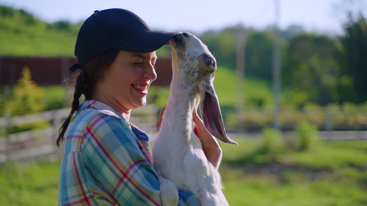 염소 새끼 를 들고 있는 여자