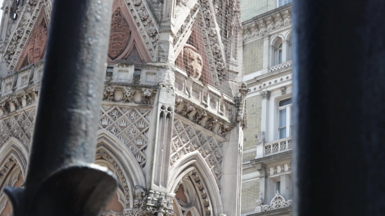 La Croce Commemorativa della Regina Eleonora nel piazzale della stazione ferroviaria di Charing Cross a Londra, Inghilterra. Ripresa in movimento.