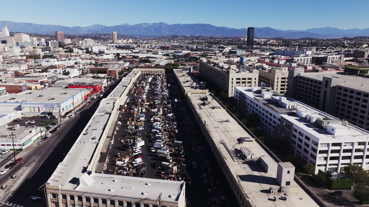 Vista aerea di un grande mercato all'aperto in un paesaggio urbano con montagne