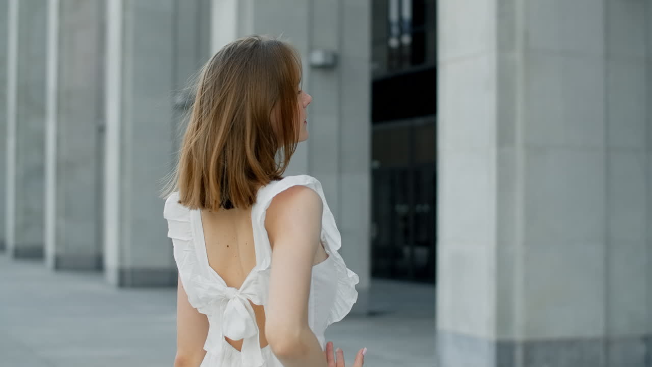 드레스 를 입은 여자 가 야외 에서 포즈 를 취 하고 있다