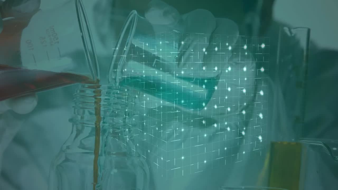 실험실에서 일하는 과학자의 중간 섹션에 대한 연결 네트워크의 큐브의 애니메이션