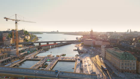 sitio de construcción con grúa entre slussbron y centralbron estocolmo, aérea