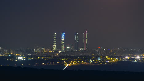 luna saliendo sobre las cuatro torres en madrid, españa