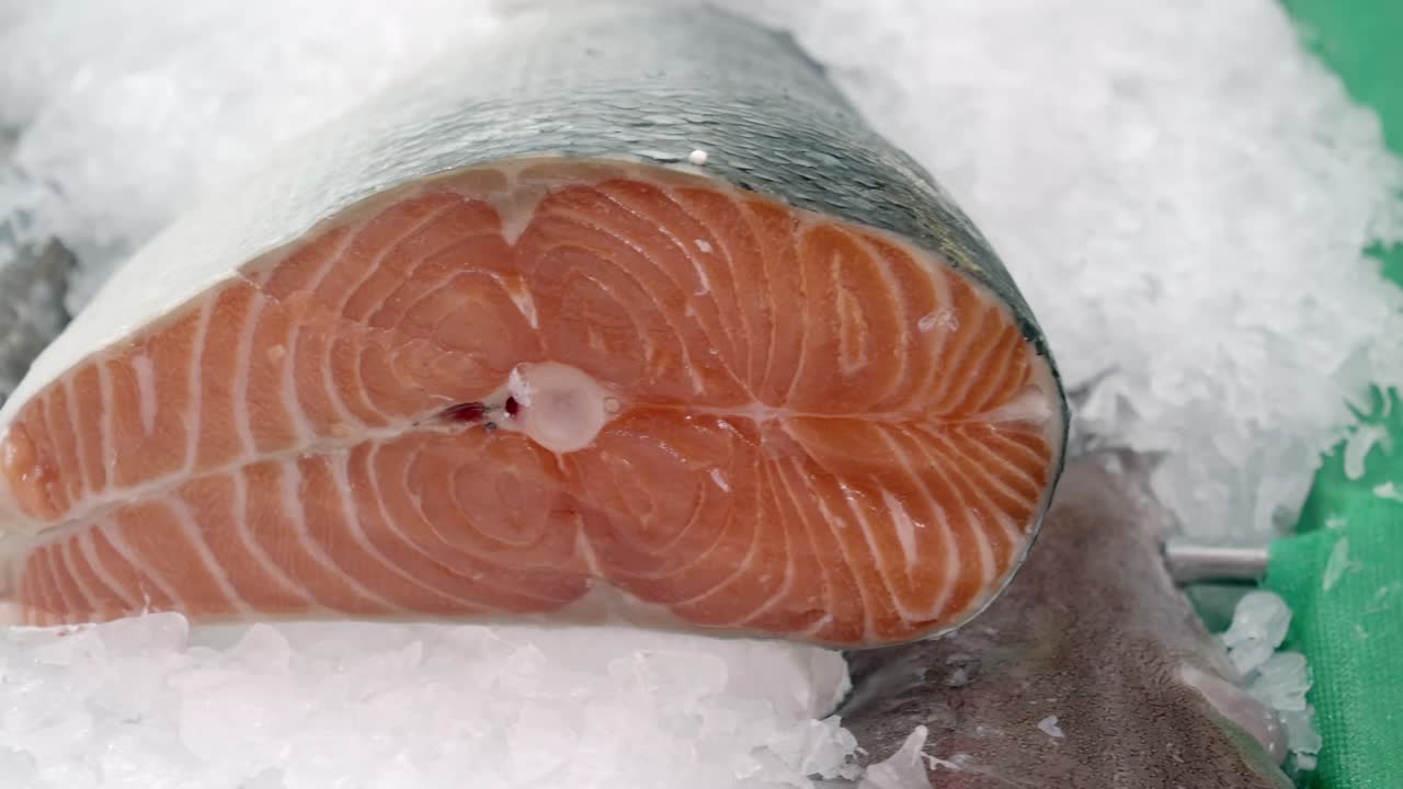 salmón fresco en hielo