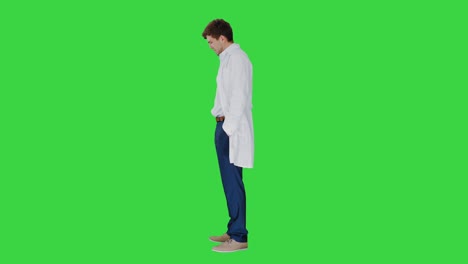 슬픈 남성 의사가 나쁜 소식을 전하고 녹색 화면에서 머리를 흔들고, 크로마 키