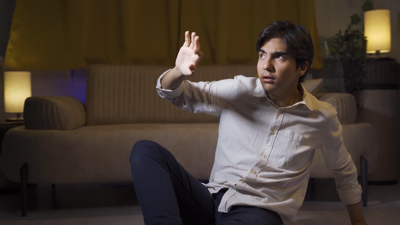 누군가가 그를 향해 오는 것처럼 도망치는 사람.