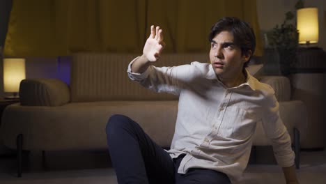 el hombre que huye como si alguien le estuviera atacando.