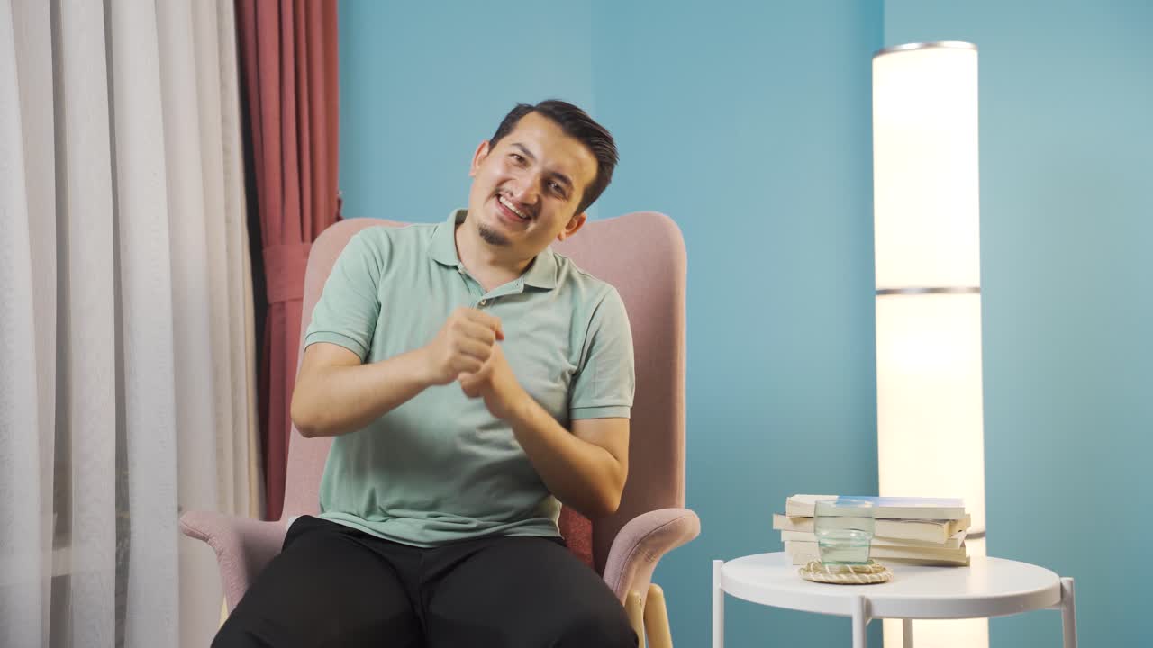 카메라에 맞춰 춤을 추는 행복한 남자