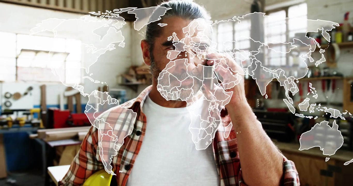 Sovrapposizione di mappa che appare, falegname che entra e parla al telefono per lavoro globale mentre la sovrapposizione traccia il busto.