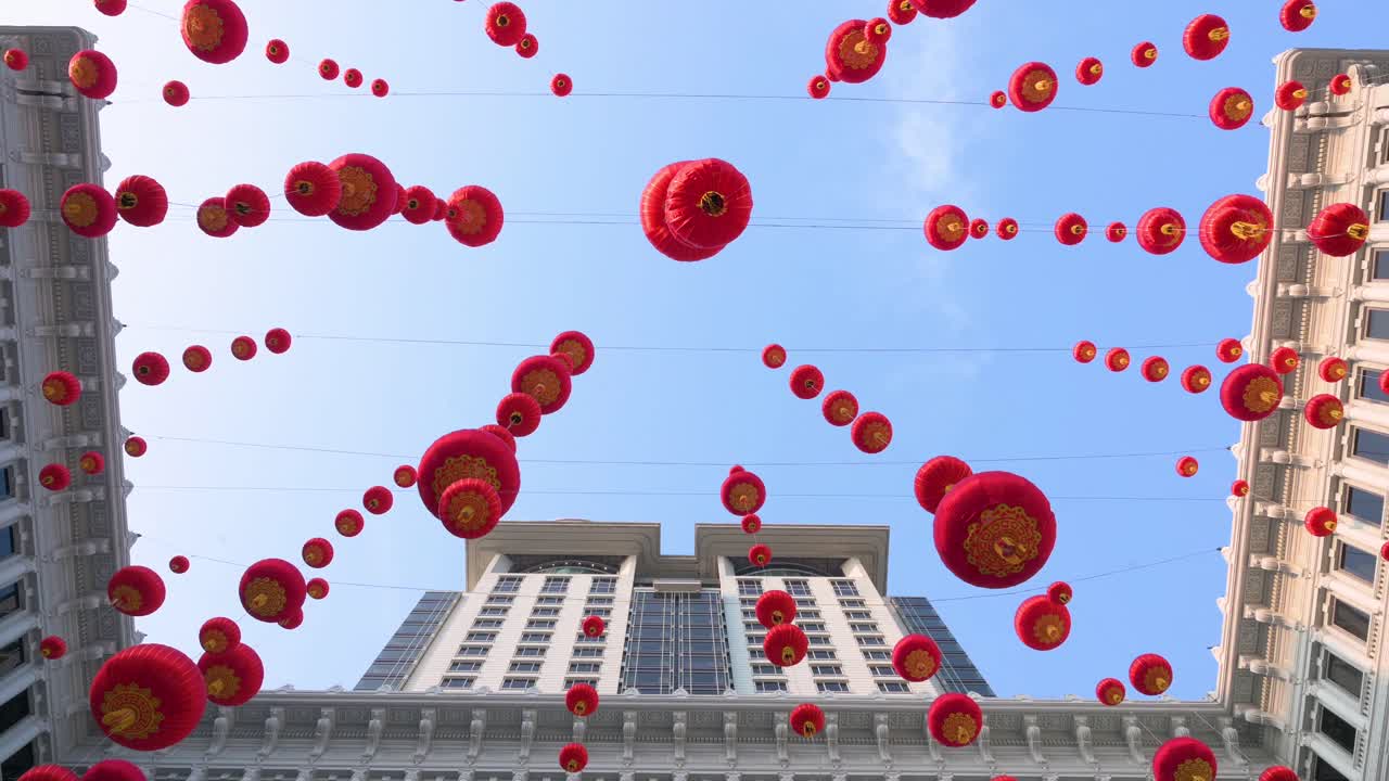 cientos de farolillos rojos cuelgan del techo fuera de la entrada del hotel península para celebrar el año nuevo en hong kong