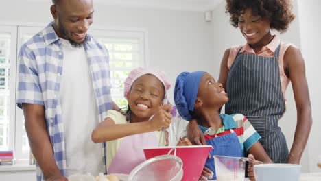 Glückliche-Familie,-Die-Essen-In-Der-Küche-Zubereitet