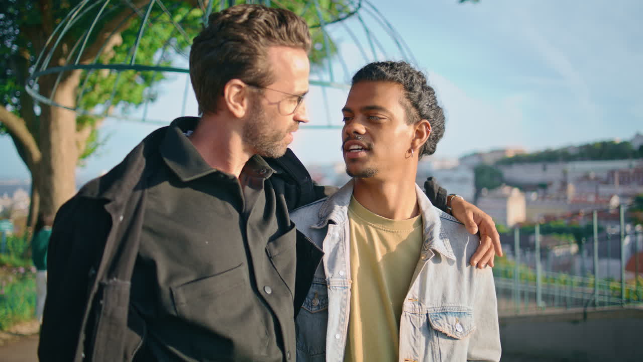 dos hombres disfrutando de una conversación en un parque