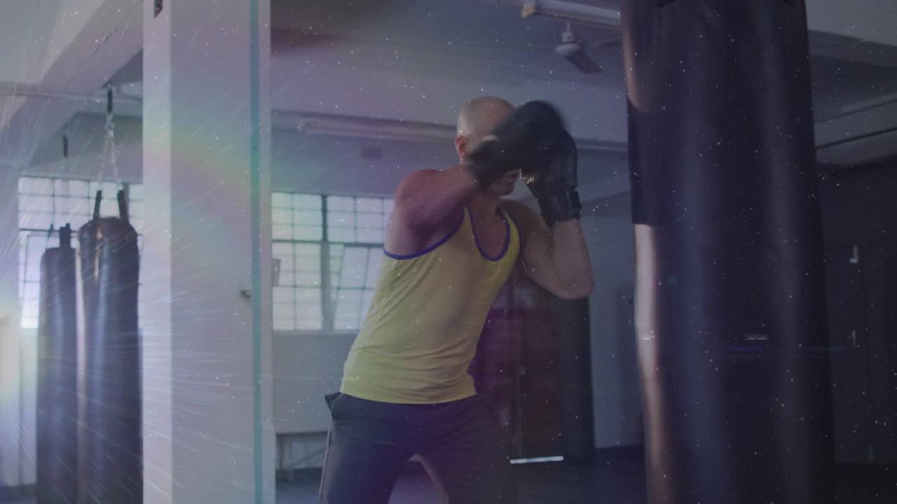 Boxeador masculino cambiando de postura, practicando jabs y ganchos en un saco pesado, líneas de movimiento que acentúan la potencia