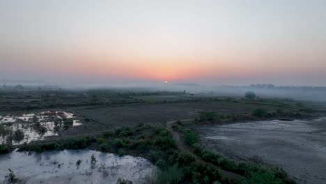 Amanecer-Sobre-El-Tranquilo-Pueblo-De-Sindh,-Pakistán---Aéreo