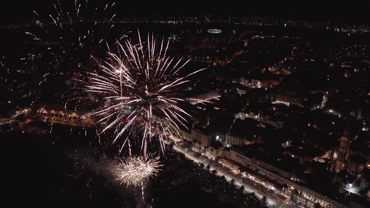 hermosa toma de drones. ciudad y atractivos fuegos artificiales