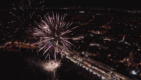 Wunderschöne-Drohnenaufnahme.-Stadt-Und-Attraktives-Feuerwerk