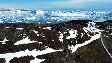 Reveal-of-of-majestic-icebergs-of-Greenland,-aerial-ascend-view