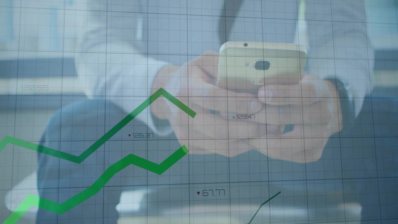 Dirigente uomo che tocca il telefono monitorando il mercato mentre grafici animati salgono su una griglia sottile.
