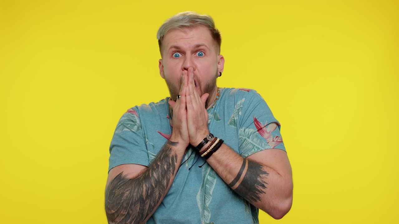 두려운 두려운 우울한 사람은 두려움을 표현하고 위험으로부터 손을 흔들고, 손을 흔들지 않습니다.