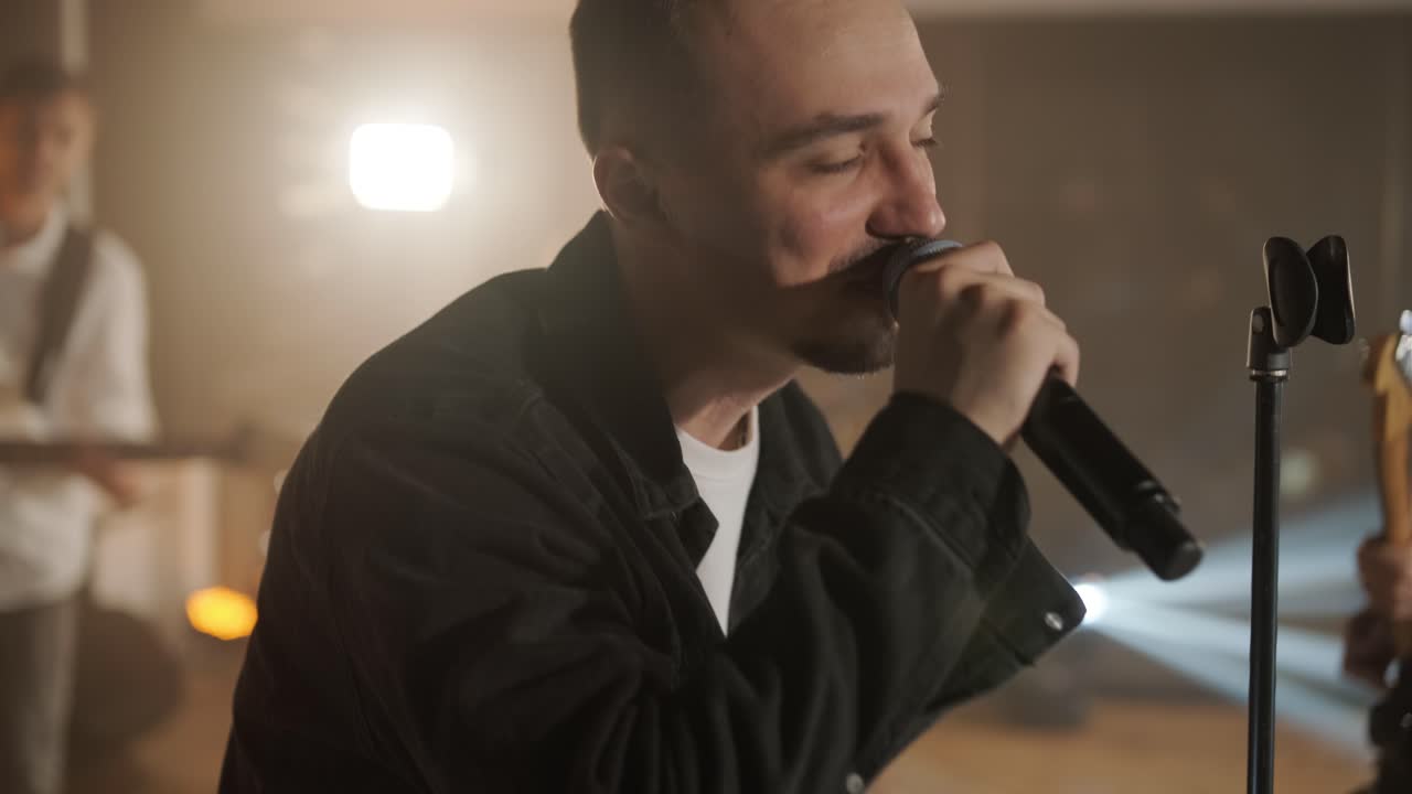 가수, 베이시스트, 피아니스트, 드러머, 기타리스트와 함께 라이브 밴드 공연