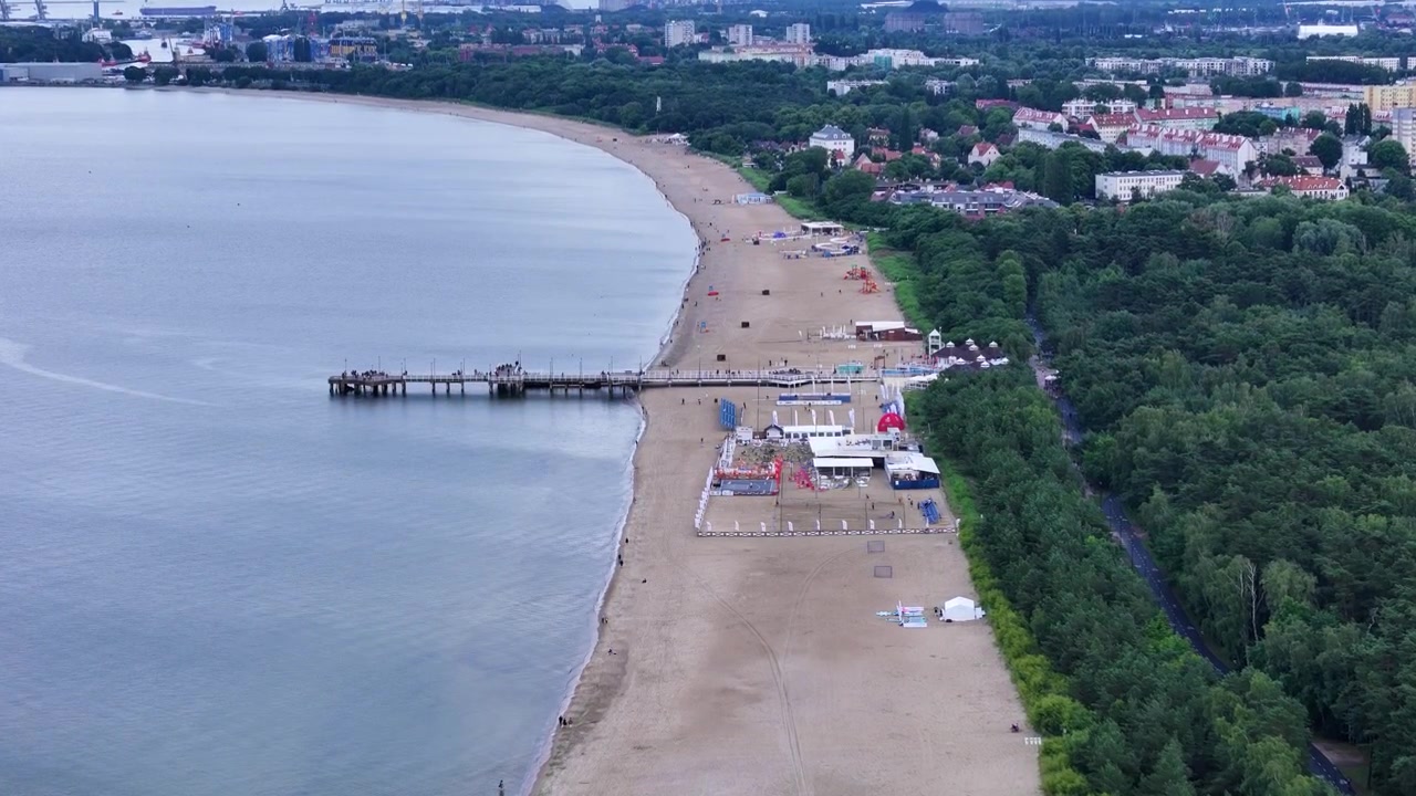 Molo di Danzica Brzeźno, spiaggia, Mar Baltico e paesaggio urbano in estate, che mostra la costa, le aree ricreative e il paesaggio urbano di questa popolare destinazione polacca, ripresa aerea che svela.