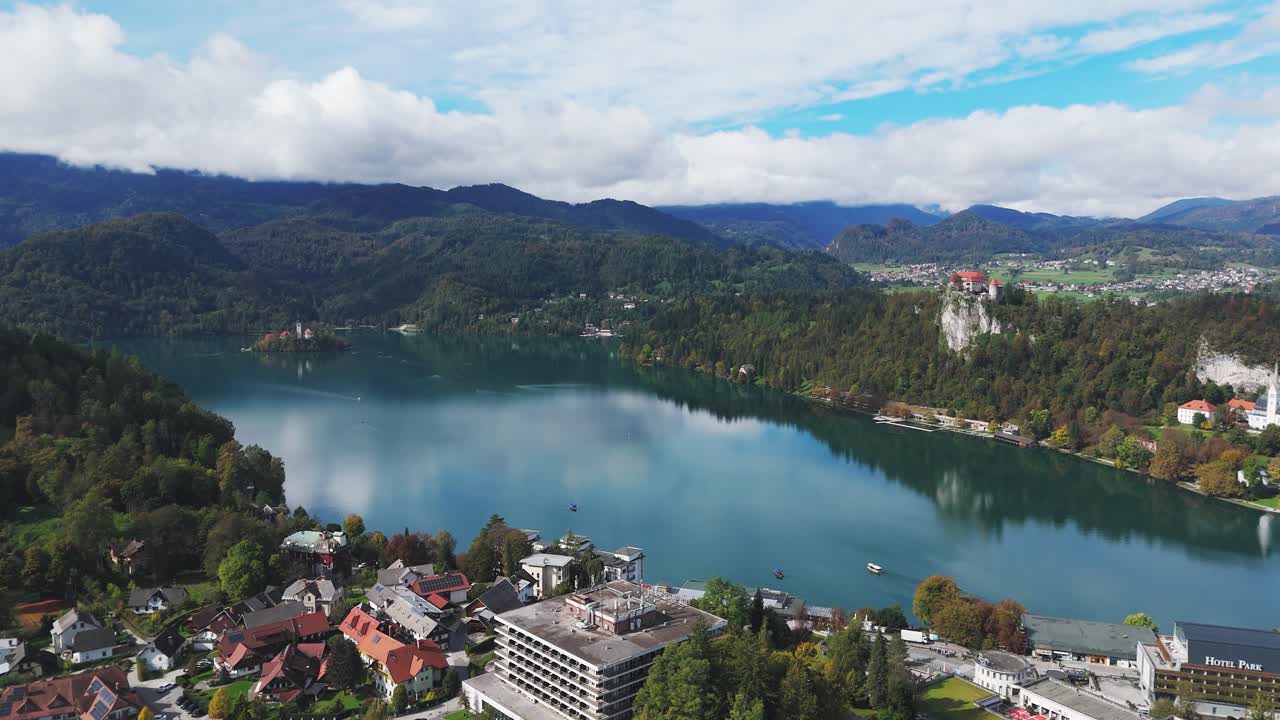 Paesaggio autunnale aereo del Lago di Bled e dei suoi dintorni