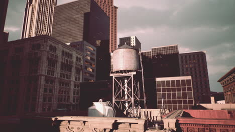 torre de agua en un paisaje urbano
