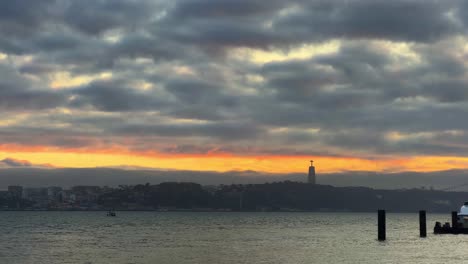 Río-Tajo-Durante-La-Hora-Dorada-En-Lisboa,-Portugal