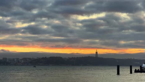 el río tajo durante la hora dorada en lisboa, portugal