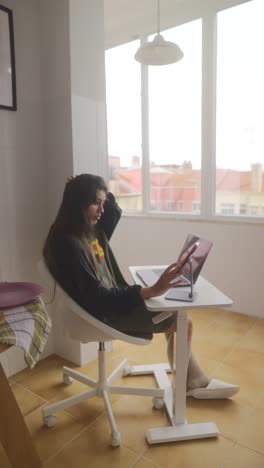 mujer joven que trabaja desde casa