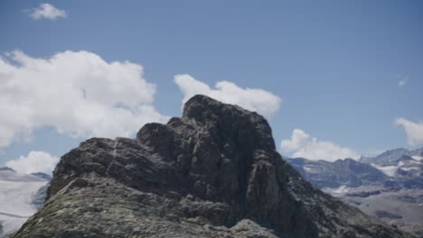 Viajeros-Asiáticos-Sentados-En-Una-Conversación-Cerca-De-La-Cordillera-De-Matterhorn-En-Suiza