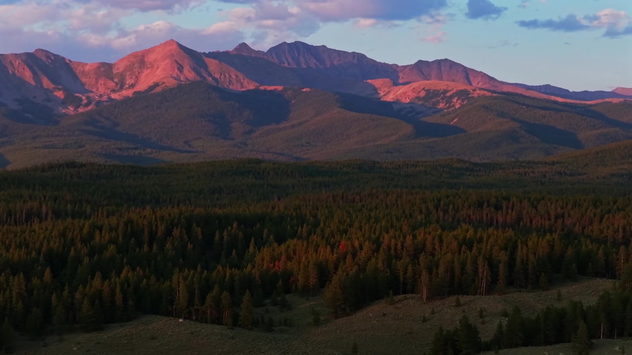 Veduta aerea con drone delle Collegiate Peaks Wilderness, Monte Columbia e Harvard, Colorado, bagliore alpino al tramonto estivo, paesaggio delle Montagne Rocciose, catena montuosa Sawatch, Gunnison National Forest, Almont, Taylor Park, cerchio verso sinistra