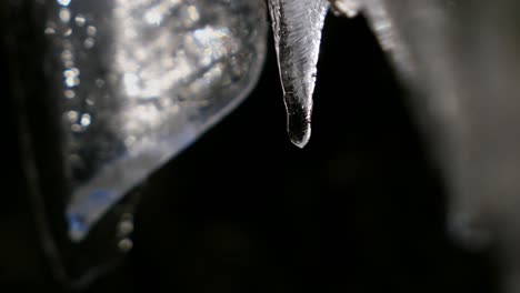 Hielo-Derritiéndose-Lentamente-Macro,-Gota-De-Agua-De-Carámbano,-Agua-Goteando-Invierno-De-Cerca