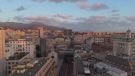 Luftdrohnen-Fliegen-über-Dem-Mediterranen-Stadtbild-Von-Ligurien,-Der-Skyline-Der-Italienischen-Riviera-Bei-Sonnenuntergang-Im-Historischen-Zentrum