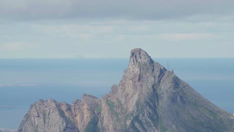 Vista-Del-Pico-De-La-Montaña-Lurøyfjellet-En-Noruega---ángulo-Bajo