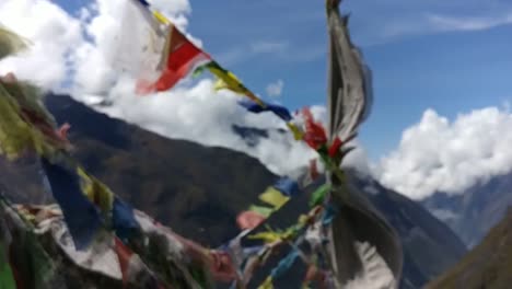 Video-En-Cámara-Lenta-De-Banderas-De-Oración-En-La-Cima-De-Una-Colina