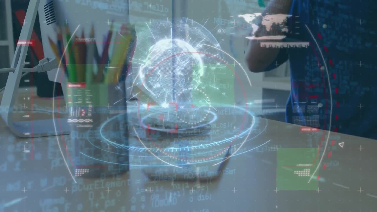 animación de globos, círculos, mapas y lenguaje de programación sobre un hombre caucásico cansado durmiendo en el escritorio.