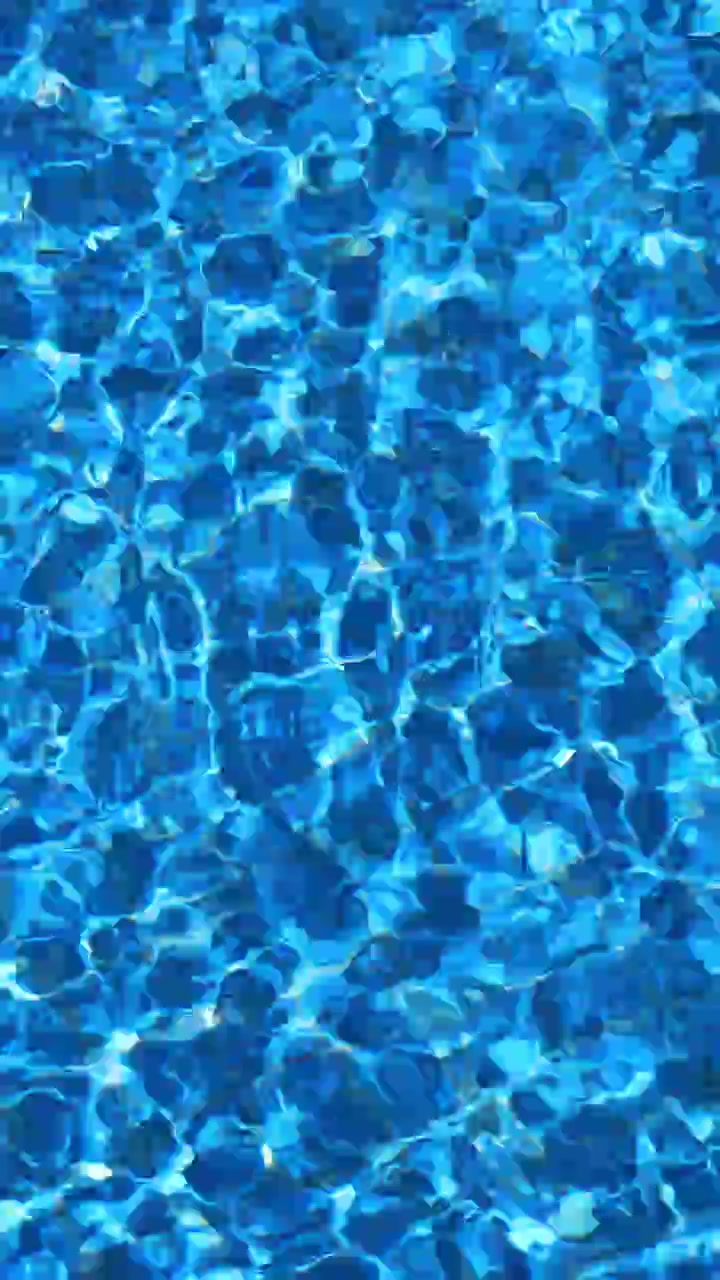 Superficie dell'acqua di piscina blu con riflessi scintillanti del sole