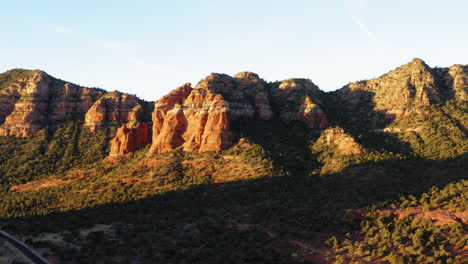 Pintoresco-Valle-De-Montaña-A-La-Luz-Del-Sol-En-Sedona---Arizona,-Ee.uu.:-Toma-Aérea-De-Drones