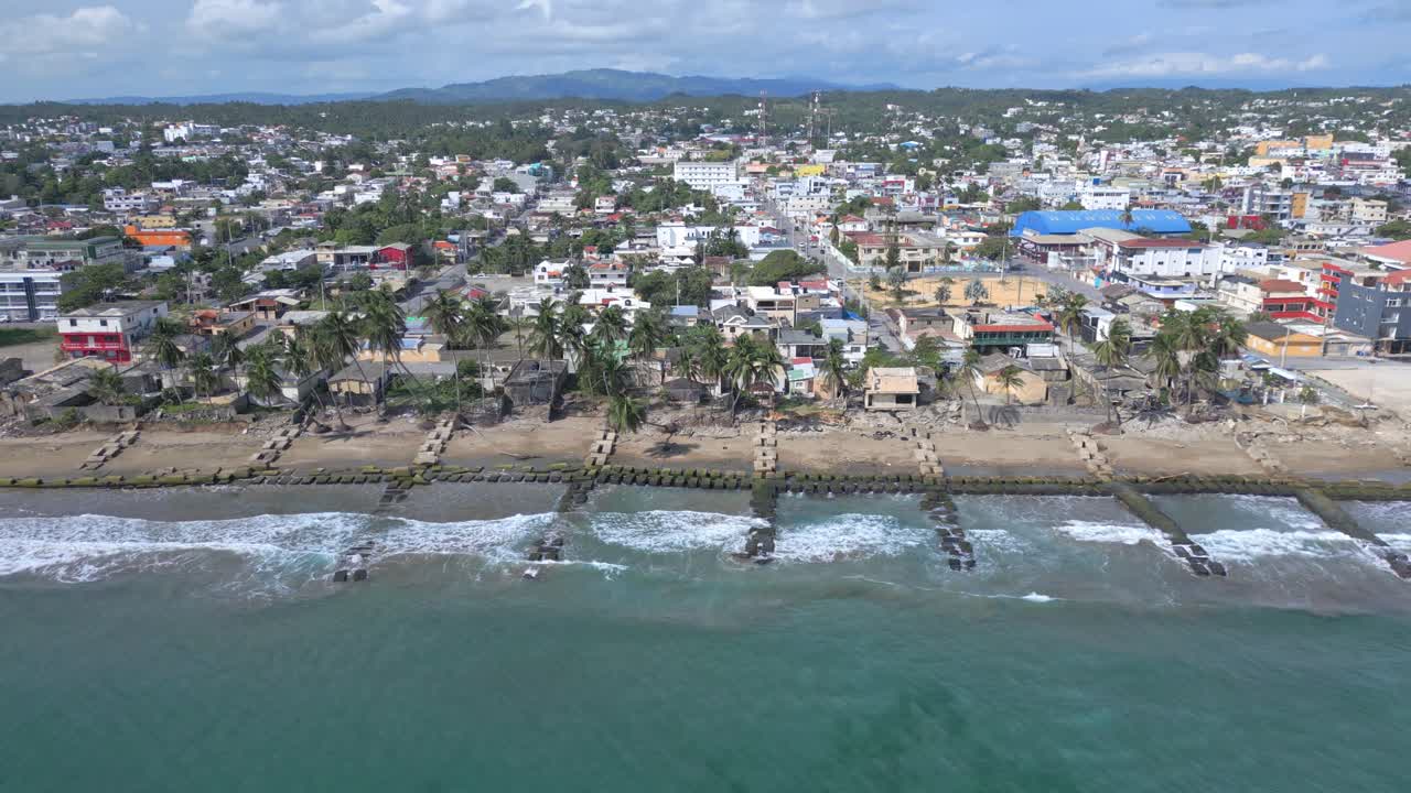 rompeolas en el malecón de nagua y paisaje urbano en república dominicana