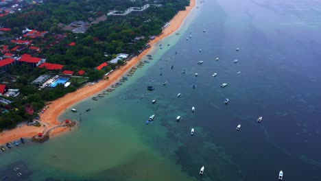 barcos anclados en la ciudad costera de sanur en el sureste de la isla de bali, indonesia