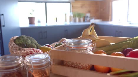 Primer-Plano-De-Verduras-En-Una-Cocina-Soleada,-En-Cámara-Lenta