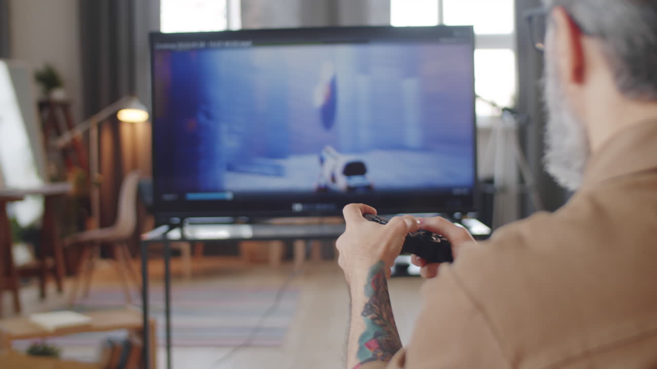 집에서 tv에서 비디오 게임을 하는 남자