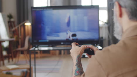 hombre jugando videojuegos en la televisión en casa