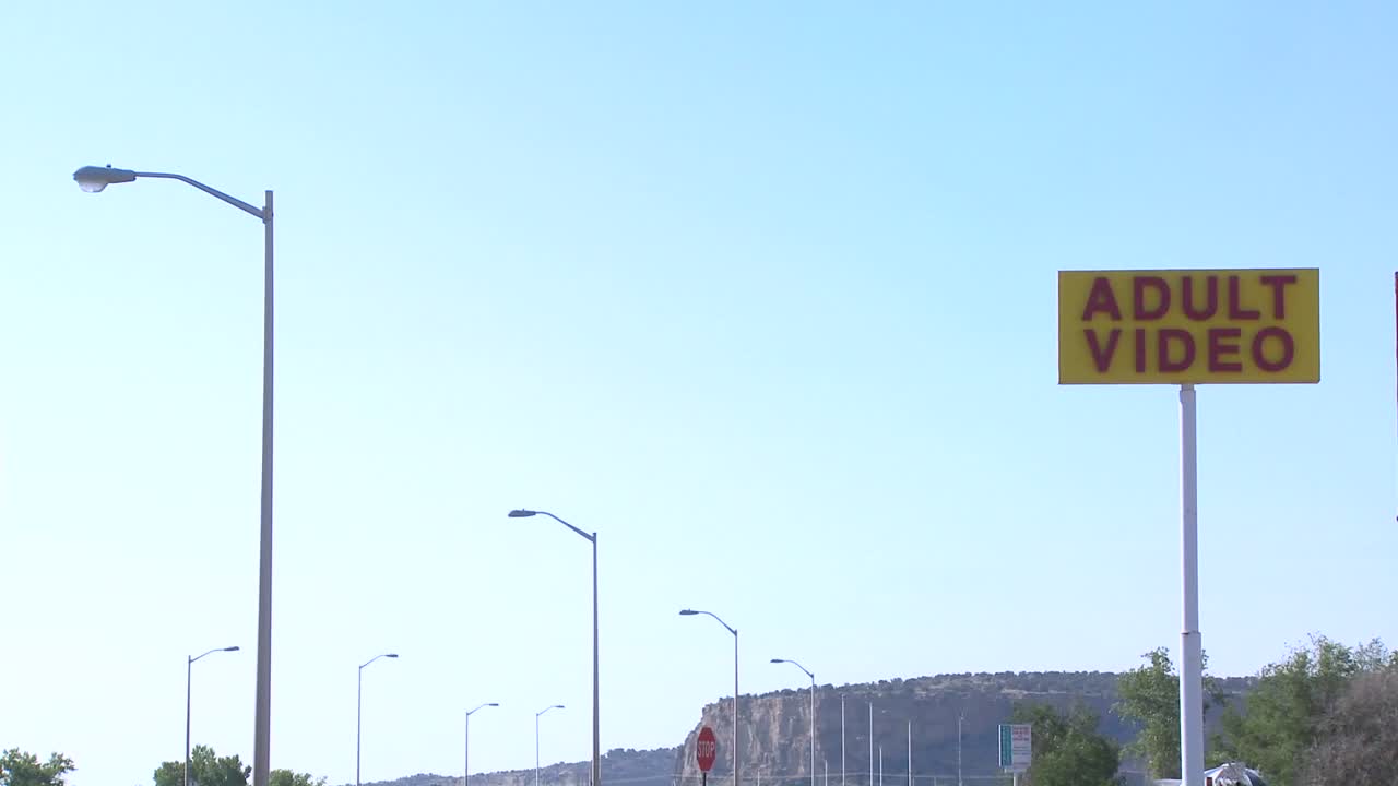 광고판 광고 예수가 성인 비디오 가게 근처에서 당신을 지켜보고 있습니다 3