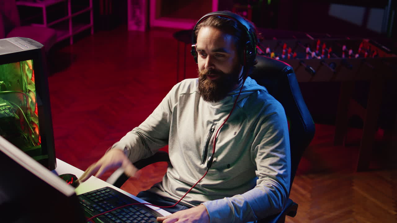 경쟁적인 e스포츠 토너먼트를 플레이하는 동안 팀 동료들과 토론하는 게이머, 최고의 전략을 찾는