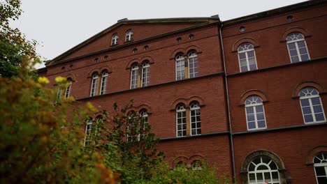 Gran-Casa-De-Ladrillo-En-Alemania-Con-Ventanas-Blancas.