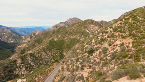 Vuelo-Alrededor-De-Las-Montañas-De-San-Gabriel-Para-Revelar-La-Sinuosa-Autopista-Angeles-Crest-Y-El-Pintoresco-Desvío